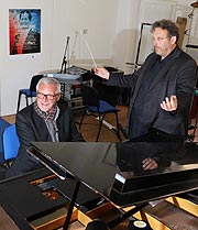 Konstantin Wecker und Mark Mast, Leiter des Kammerorchesters der Bayerischen Philharmonie (©Foto: Martin Schmtz)